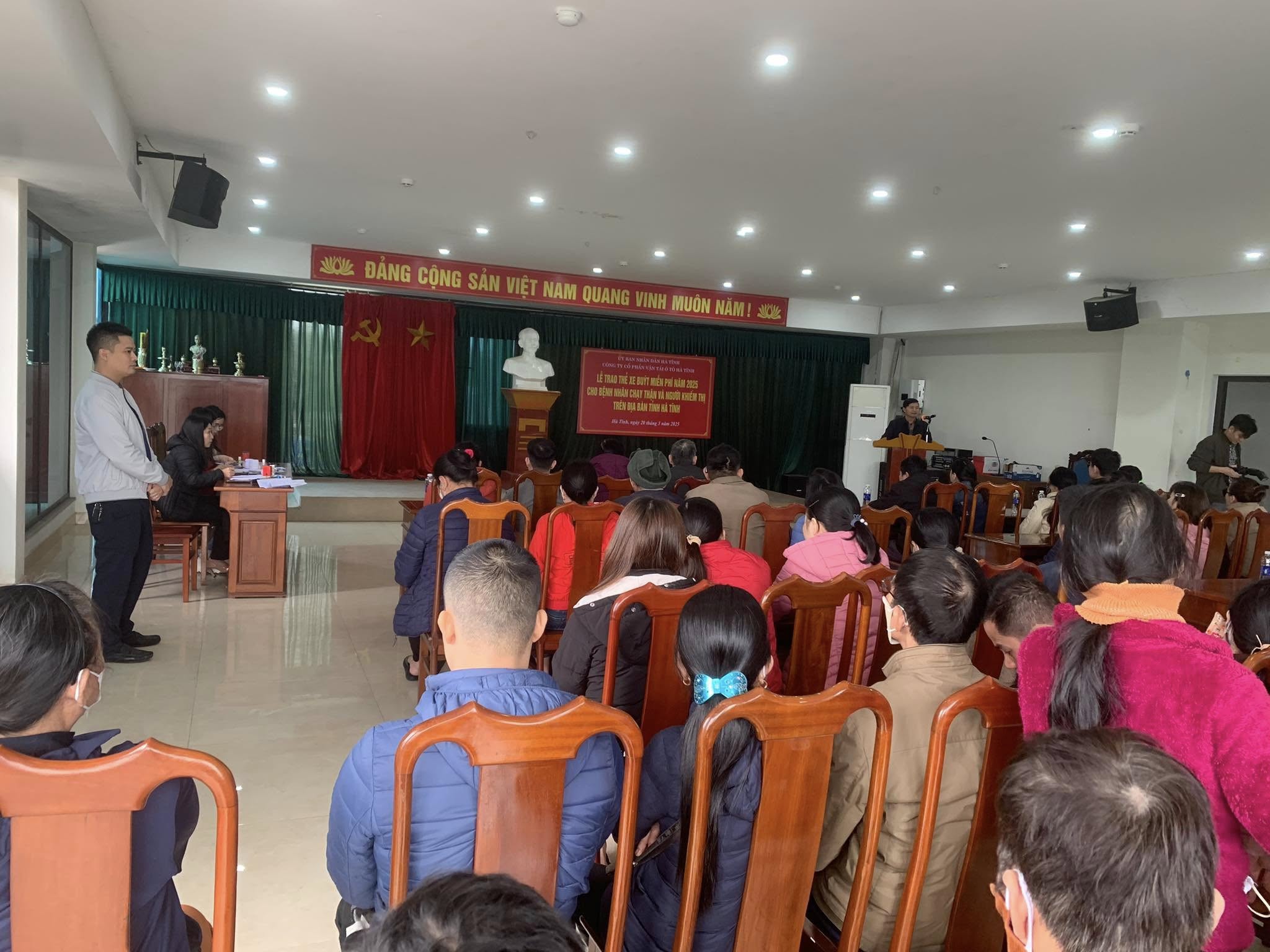 Trao thẻ xe buýt miễn phí cho người mù tại tỉnh Hà Tĩnh